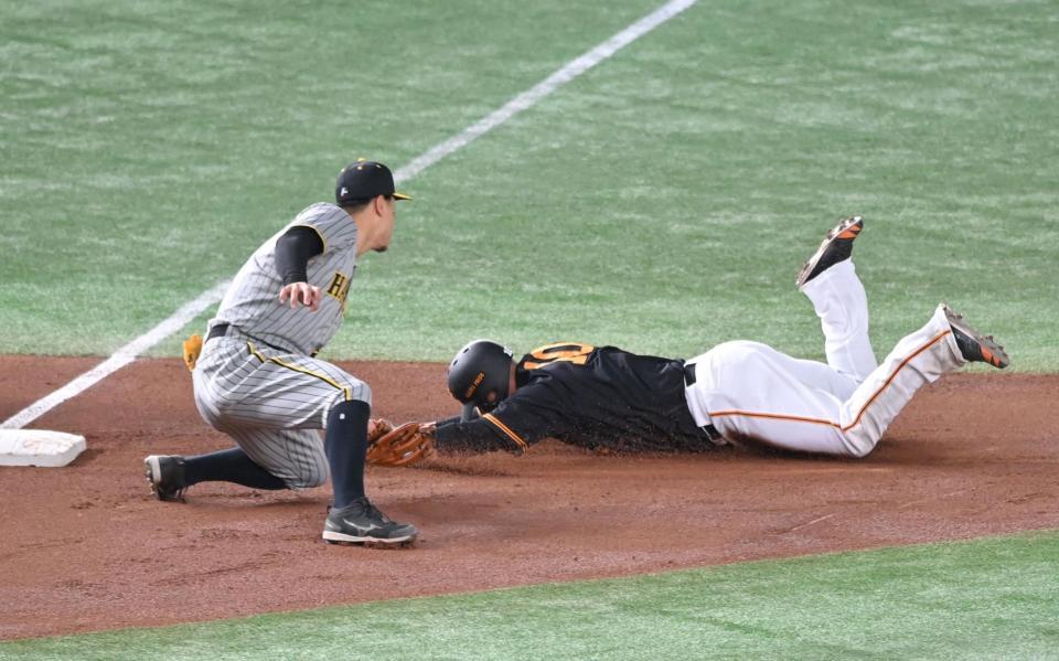 　４回、坂本の右飛で中田翔が三塁へがタッチアップも森下、中野の好返球でアウトになる（撮影・西岡正）