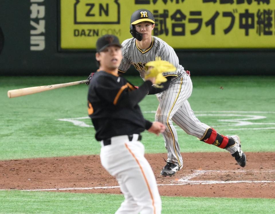 　８回、中野が中前適時打を放つ（投手・高梨）＝撮影・堀内翔