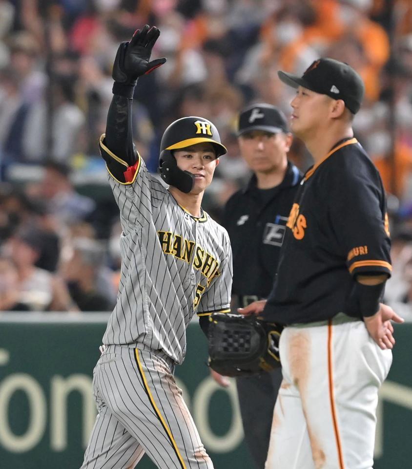 　８回、適時打を放ち、ベンチに向かって手を挙げる中野（撮影・高部洋祐）