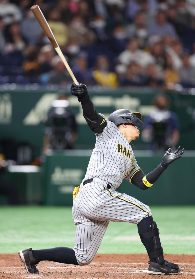 　７回、空振り三振に倒れる佐藤輝（撮影・吉澤敬太）