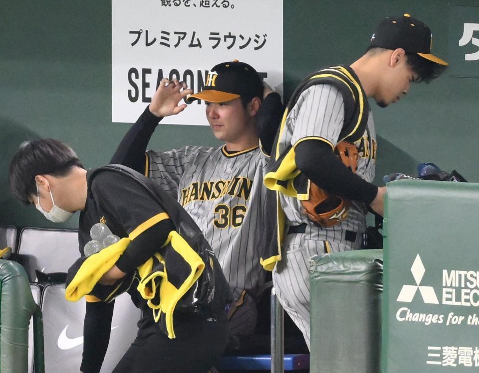 　試合後、ベンチで肩を落とす浜地。右は佐藤輝（撮影・堀内翔）