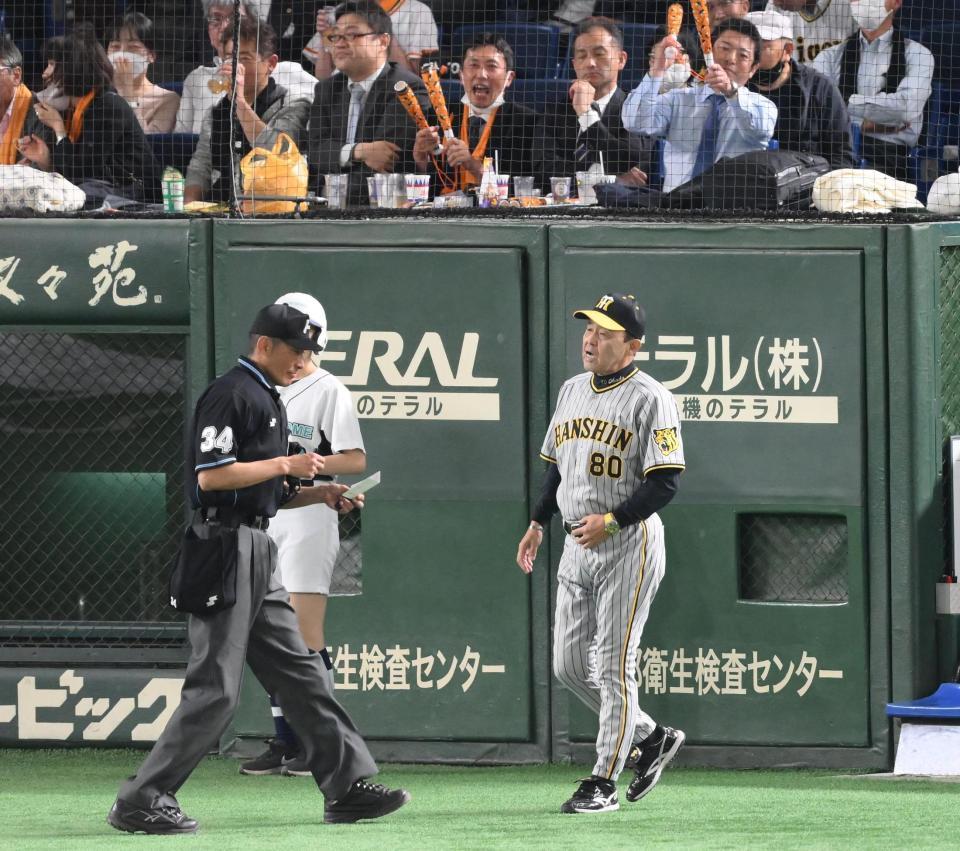 　８回、投手交代を告げる岡田監督（撮影・堀内翔）