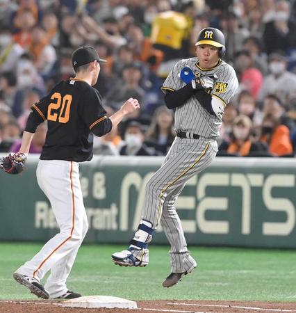 　３回、中田翔のエラーで出塁し、塁上で跳び上がる西勇輝（右）＝撮影・高部洋祐