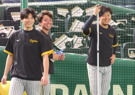 　一軍に合流し（左から）湯浅、村上らと笑顔を見せる岩貞（撮影・吉澤敬太）