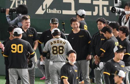 　試合前に笑顔を見せる岩貞、岩崎（撮影・堀内翔）