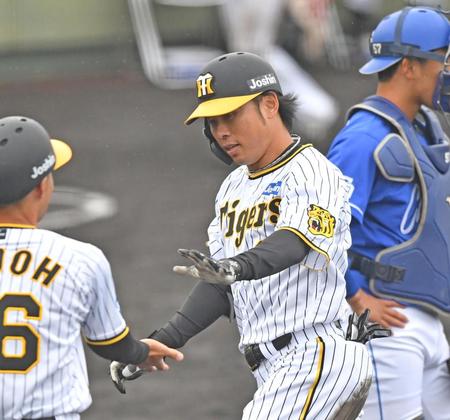 　４回、ライトへ２ランを放った高山（中央）＝撮影・中田匡峻