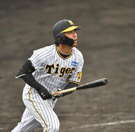 　４回、ライトへ２ランを放つ高山（撮影・中田匡峻）