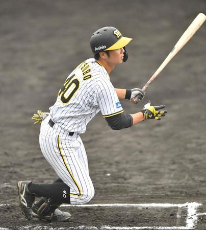 　６回、右中間へ二塁打を放つ井坪（撮影・中田匡峻）