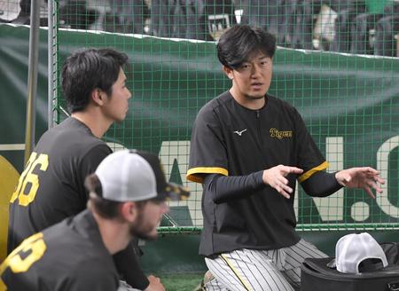 　試合前、浜地（左奥）と話す岩貞（撮影・高部洋祐）