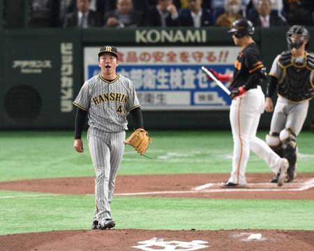 　２回、岡本和（後方右）を空振り三振に仕留めて雄叫びをあげる村上（撮影・堀内翔）