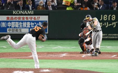 　４回、ノイジーが左越えに先制のソロを放つ（投手・メンデス）＝撮影・堀内翔