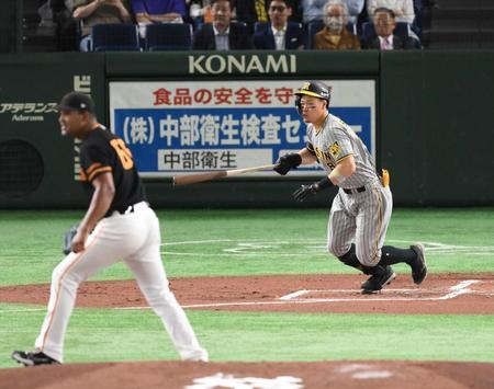 　２回、佐藤輝が右前打を放つ（投手・メンデス）＝撮影・堀内翔