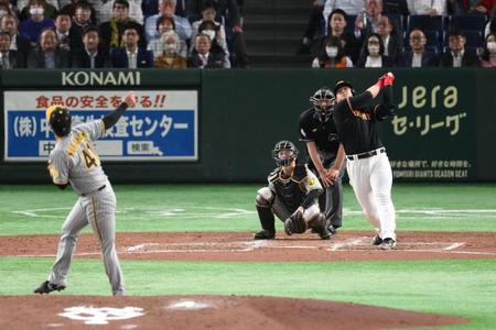 　５回、二邪飛に倒れる岡本和（投手・村上）＝撮影・堀内翔