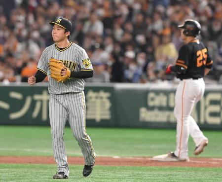　５回、岡本和（右）を二邪飛に打ち取った村上（撮影・高部洋祐）
