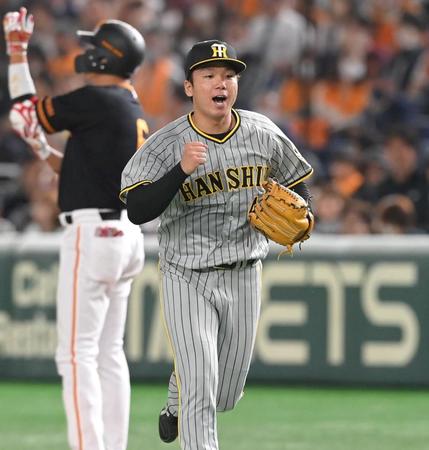 　５回、坂本（左）を一飛に打ち取り、ガッツポーズを決める村上（撮影・高部洋祐）