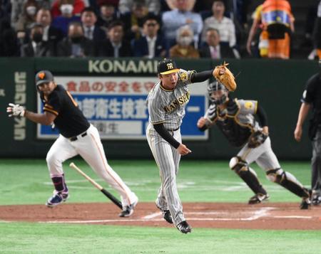　３回、メンデスの打球に飛び付く村上（撮影・堀内翔）