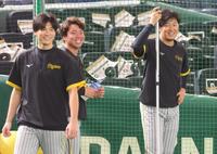 　一軍に合流し（左から）湯浅、村上らと笑顔を見せる岩貞（撮影・吉澤敬太）