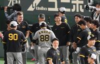 　試合前に笑顔を見せる岩貞、岩崎（撮影・堀内翔）