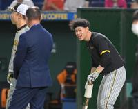 　試合前、福留孝介氏（左手前）と談笑する佐藤輝（撮影・高部洋祐）
