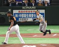 　２回、佐藤輝が右前打を放つ（投手・メンデス）＝撮影・堀内翔