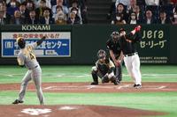 　５回、二邪飛に倒れる岡本和（投手・村上）＝撮影・堀内翔