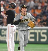 　５回、坂本（左）を一飛に打ち取り、ガッツポーズを決める村上（撮影・高部洋祐）