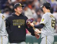 　最後を締めた湯浅（右）がウイニングボールを差し出すも、笑顔で受け取らなかった村上（撮影・吉澤敬太）