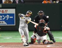 　１０回、近本が勝ち越しの左前適時打を放つ（撮影・堀内翔）