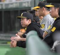 　１０回、ベンチから戦況を見守る村上（撮影・高部洋祐）