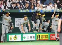 　勝利の瞬間、ベンチから飛び出す村上（中央）＝撮影・吉澤敬太