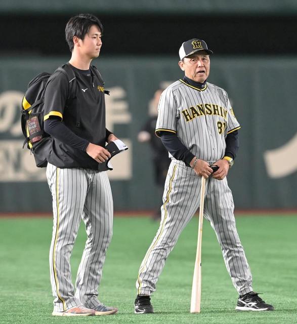 2軍降格の阪神・浜地が岡田監督と会話 何度もうなずき最後はグラウンドに一礼