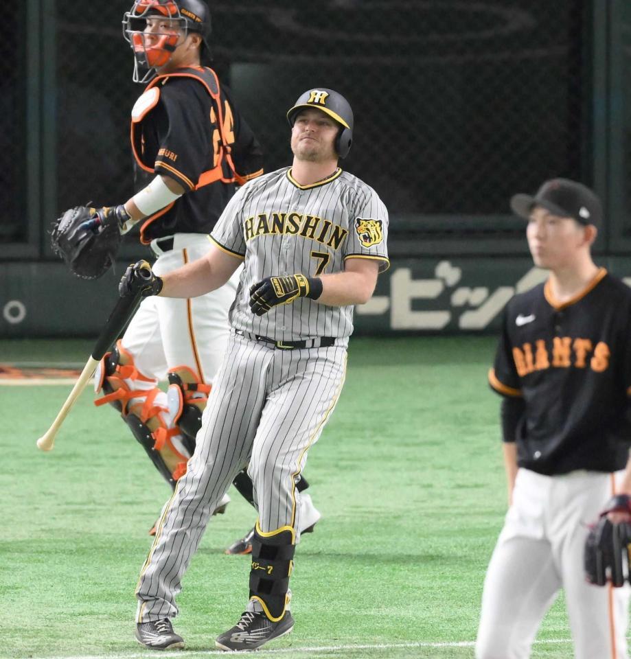 　６回、二飛に倒れるノイジー（投手・戸郷）