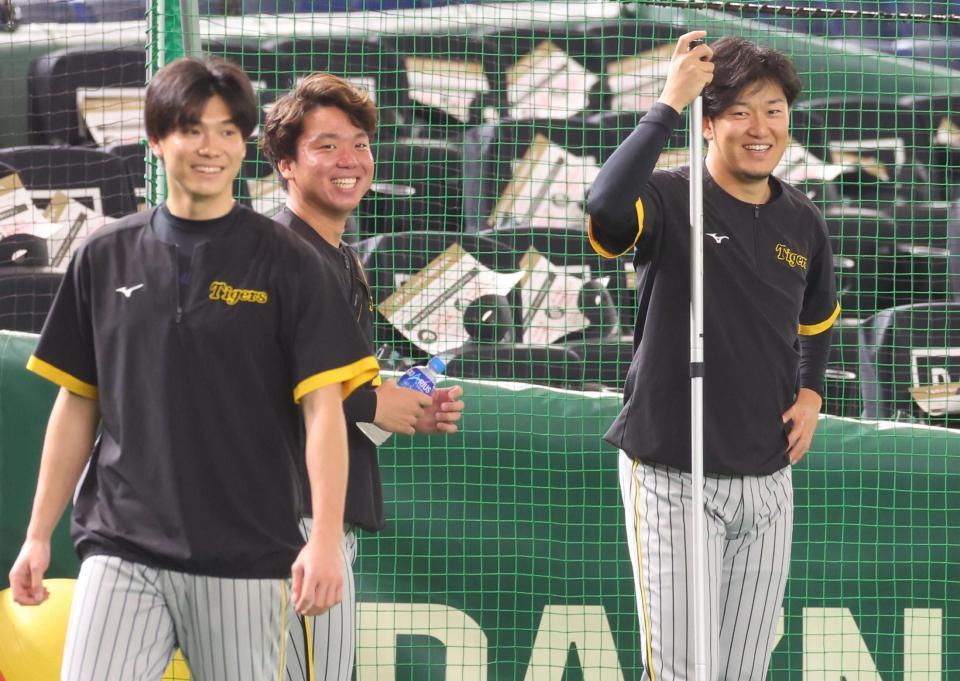 　一軍に合流し（左から）湯浅、村上らと笑顔を見せる岩貞（撮影・吉澤敬太）