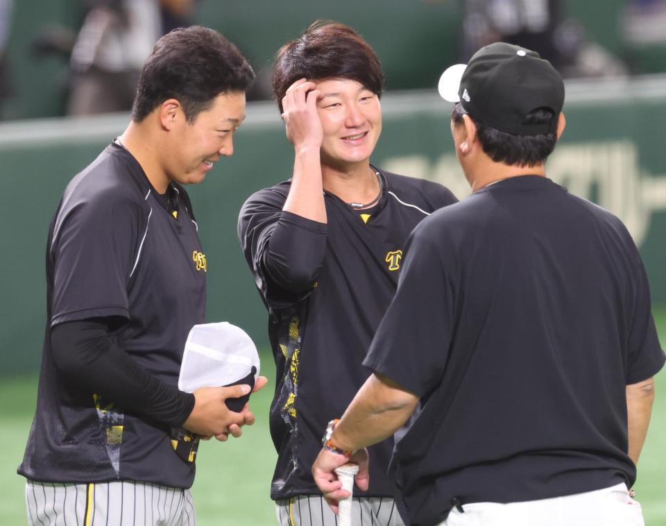 　一軍に合流し大山（左）と共に大久保コーチ（右）にあいさつする渡辺諒（撮影・吉澤敬太）