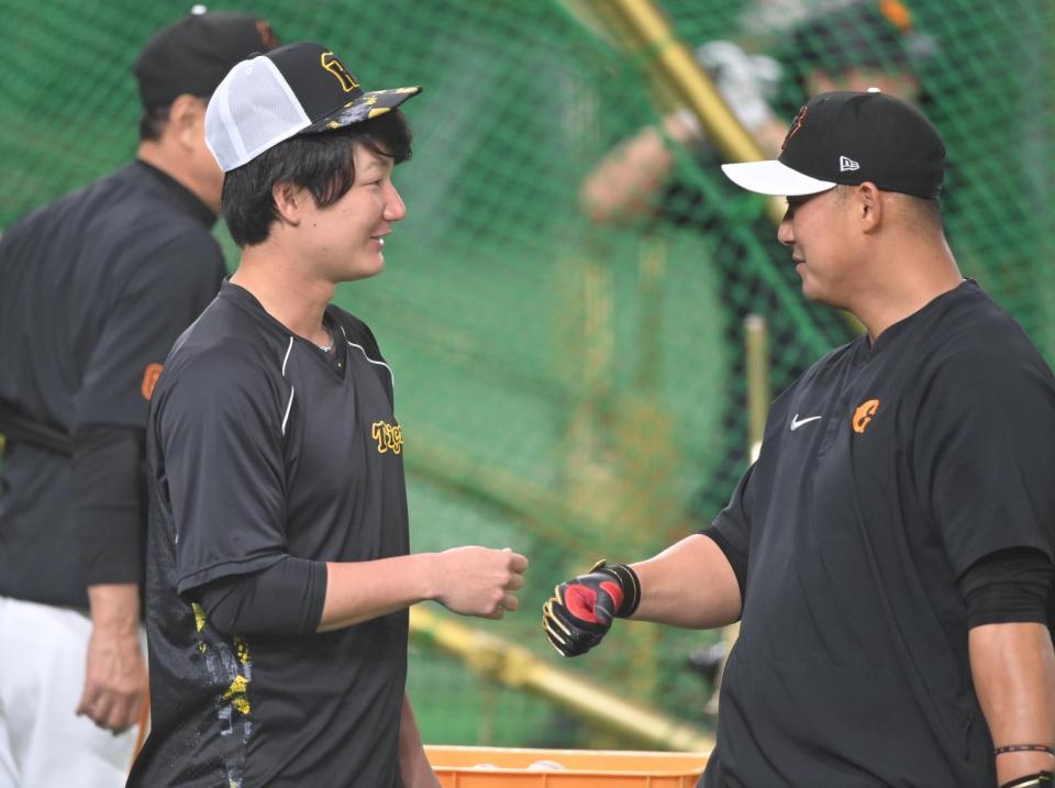 　中田翔（右）とグータッチを交わす渡辺諒（撮影・西岡正）