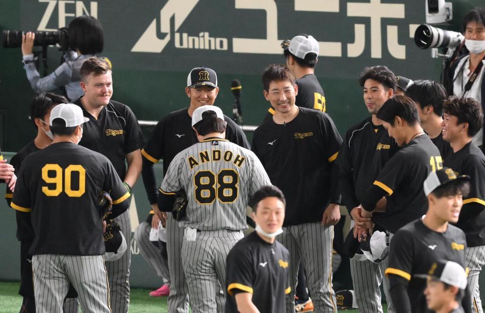 　試合前に笑顔を見せる岩貞、岩崎（撮影・堀内翔）