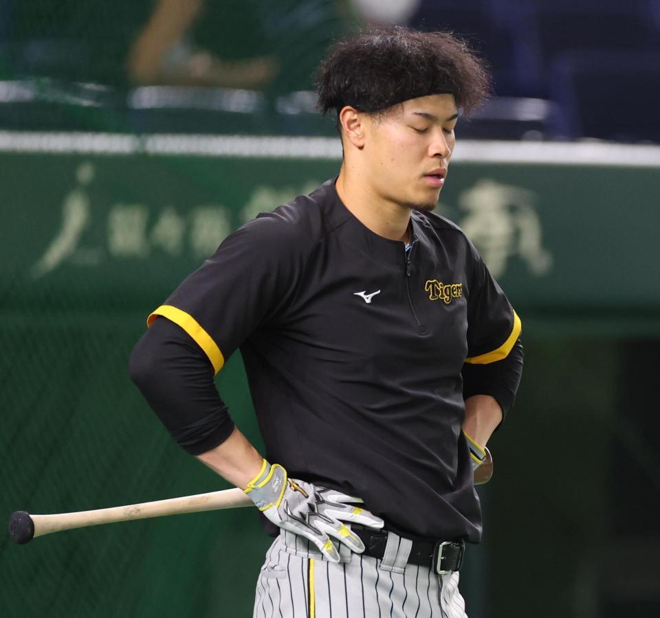 　浮かない表情の佐藤輝（撮影・吉澤敬太）