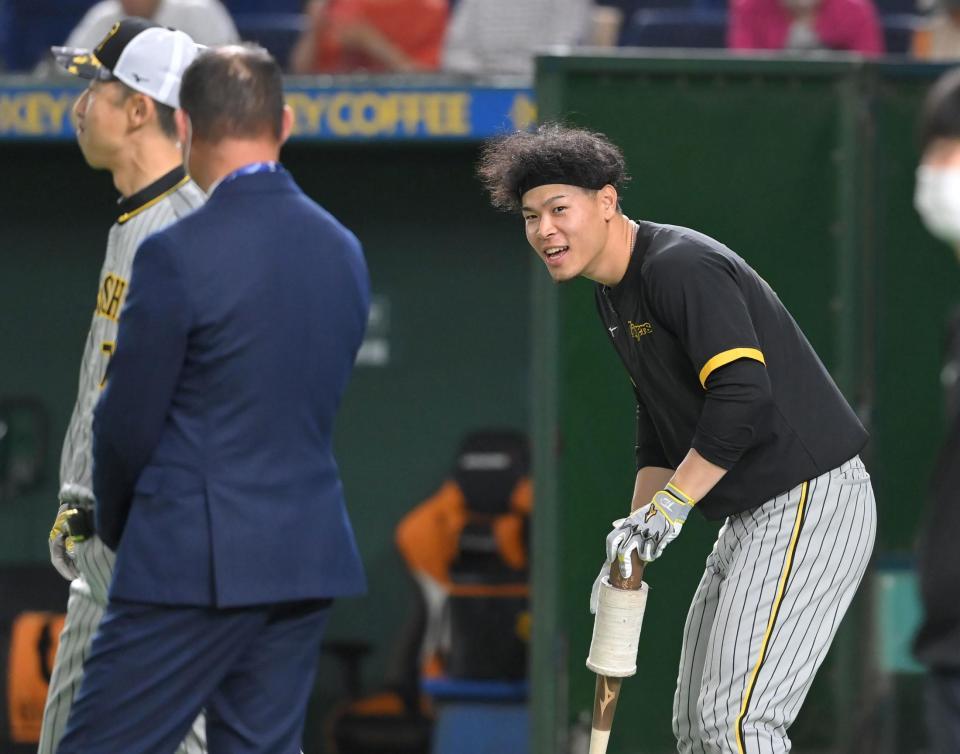 　試合前、福留孝介氏（左手前）と談笑する佐藤輝（撮影・高部洋祐）