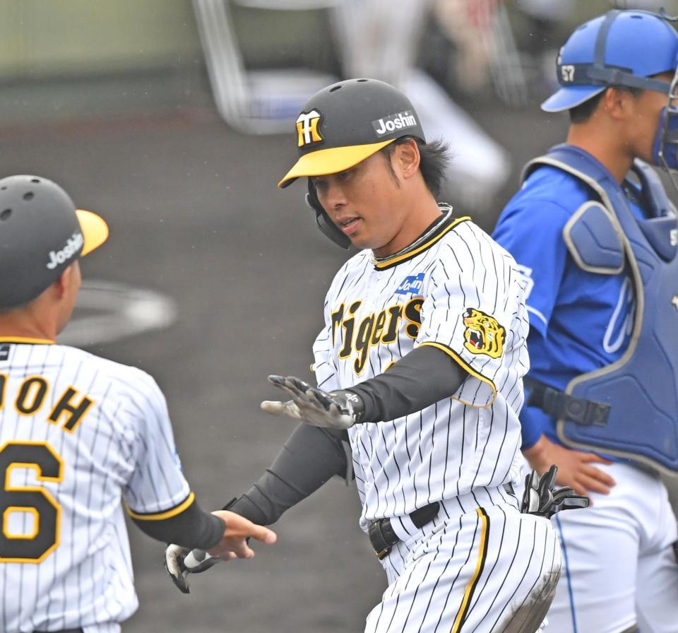 　４回、ライトへ２ランを放った高山（中央）＝撮影・中田匡峻