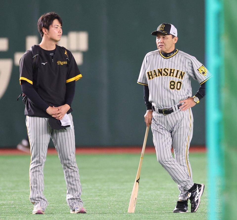 　練習中、浜地（左）に話す岡田監督（撮影・吉澤敬太）