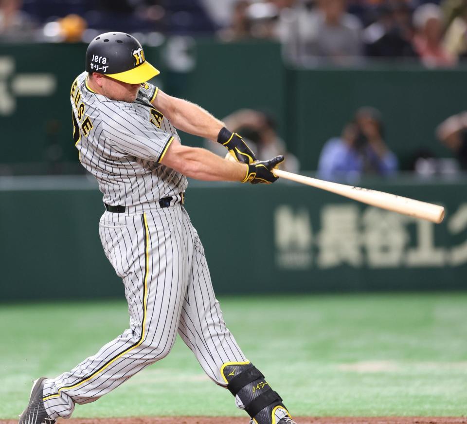 　４回、左越えにソロを放つノイジー（撮影・吉澤敬太）