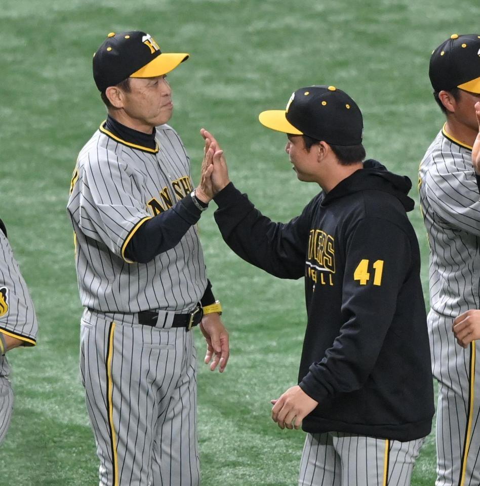 　巨人に勝利し、村上（右）とタッチを交わす岡田監督（撮影・西岡正）