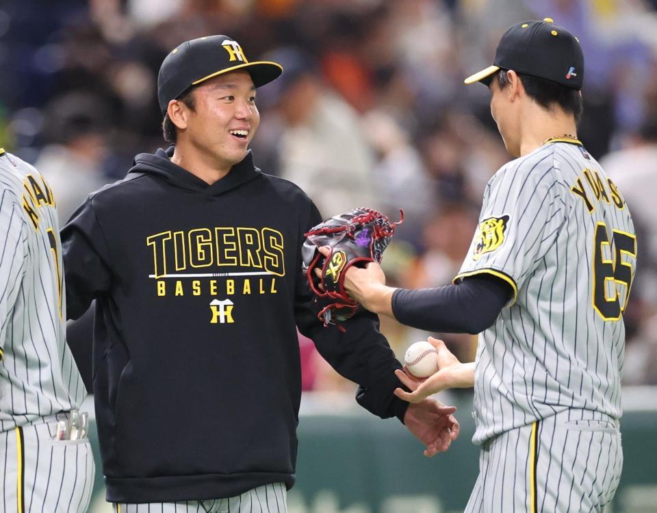 　最後を締めた湯浅（右）がウイニングボールを差し出すも、笑顔で受け取らなかった村上（撮影・吉澤敬太）