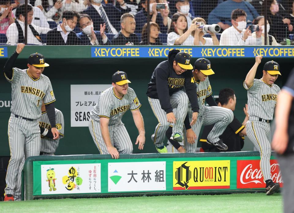 　勝利の瞬間、ベンチから飛び出す村上（中央）＝撮影・吉澤敬太