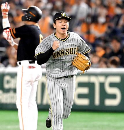 　５回、坂本（左）を一飛に打ち取り、ガッツポーズを決める村上（撮影・高部洋祐）