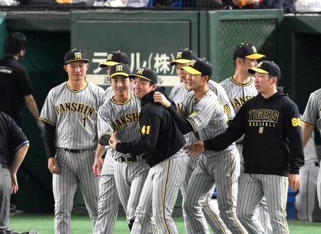 　試合後、背中を押されながらナインを迎える列の先頭に向かう村上（中央）