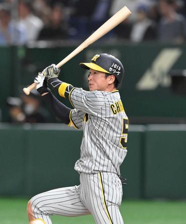 　延長１０回、勝ち越し適時打を放つ近本