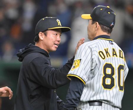 　巨人に勝利し、岡田監督（右）とタッチを交わす村上