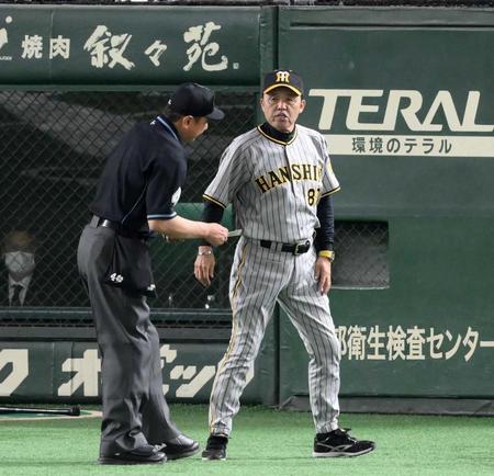 　８回、投手交代を告げる岡田監督（撮影・堀内翔）