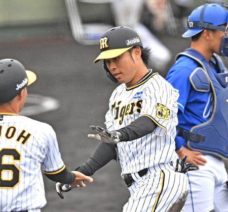 　４回、右越えに２ランを放った高山（中央）